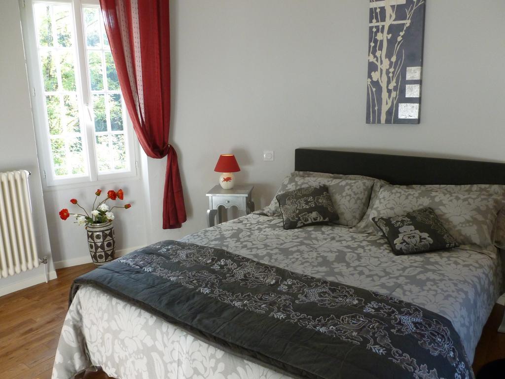 Bed and Breakfast Ancien Haras de la Tour Lamothe-Landerron Exterior foto